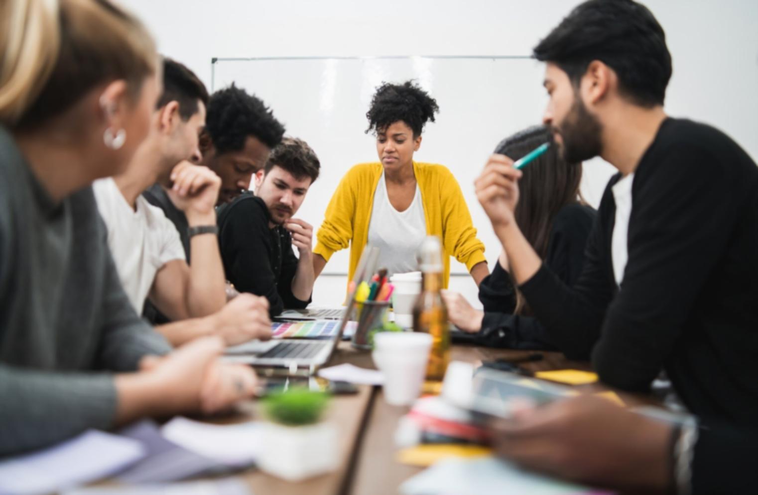 Profesionales trabajando en planificación financiera colaborativa